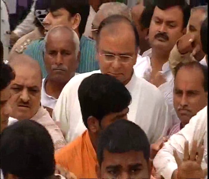 <b>Lucknow:</b><br><br>In Lucknow, BJP leaders Arun Jaitley and Muqtar Abbas Naqvi have courted arrest after a lathicharge on party workers outside the party's office.