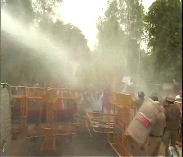 <b>Lucknow:</b><br><br>Hundreds of BJP protesters had gathered in support of the nation-wide bandh against rise in prices.