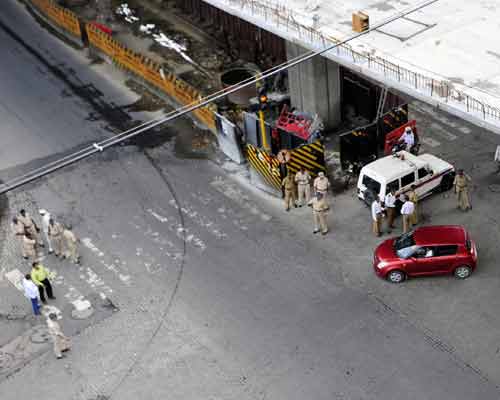 Police stand guard at Bharatmata Junction in Mumbai. (Image courtesy: Mid-Day.com)