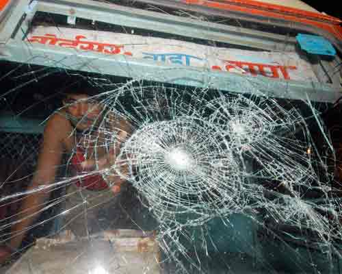 ST buses damaged by BJP activists in Thane. (Image courtesy: Mid-Day.com)