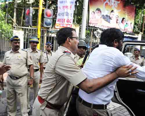 BJP Kamgar Sena activists clash with police. (Image courtesy: Mid-Day.com)