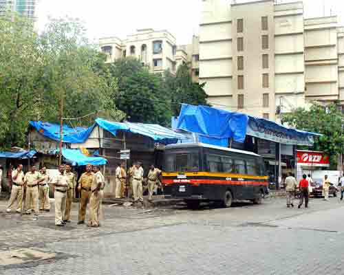 Police personnel on standby in Bhandup. (Image courtesy: Mid-Day.com)