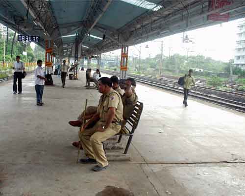 At Nahur station, beyond Bhandup. (Image courtesy: Mid-Day.com)