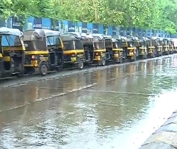 <b>Mumbai:</b><br><br>Schools were shut and virtually no public transport could be seen on the roads. Trains too have been badly affected.