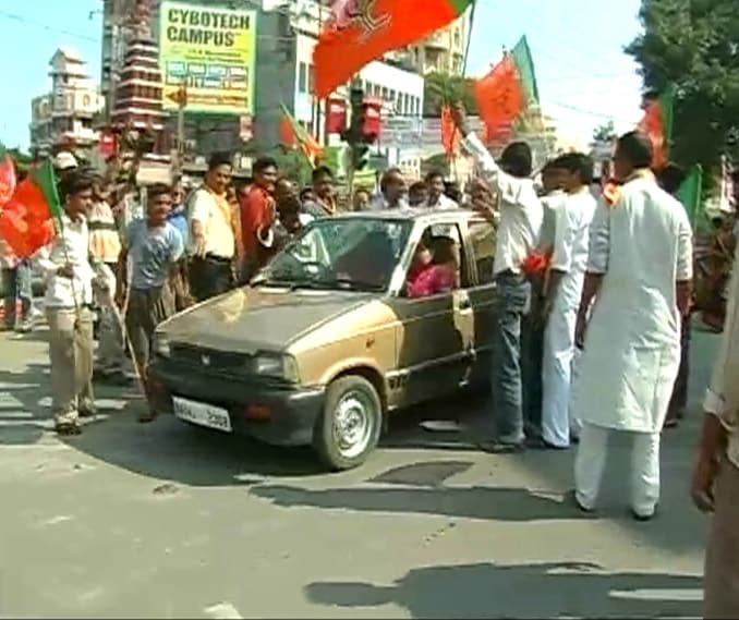 <b>Patna:</b><br><br>As office hours began, BJP workers began forcing vehicles and bikers off the roads.