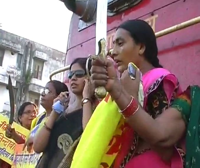 <b>Patna:</b><br><br>Woman workers of the BJP blocked traffic in the city.