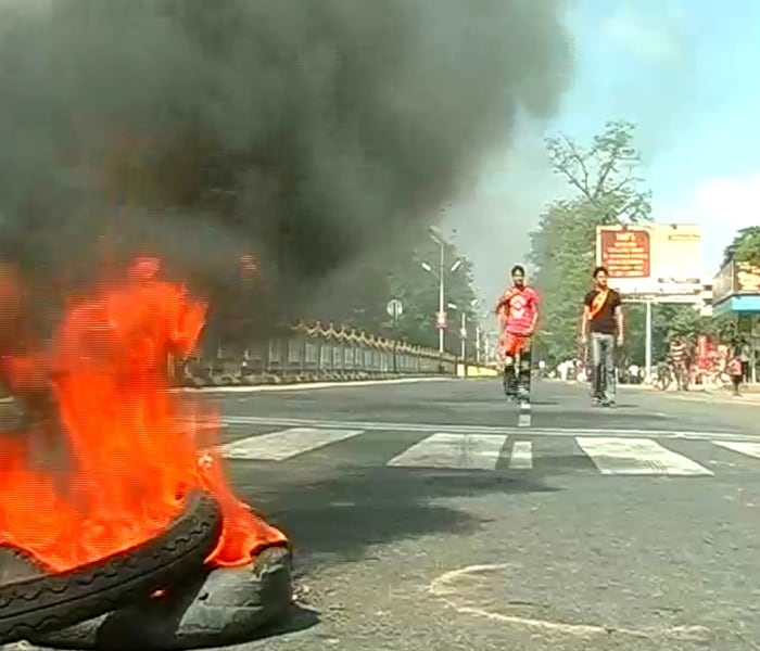 <b>Patna:</b><br><br>Tyres were burnt in front of Patna University.