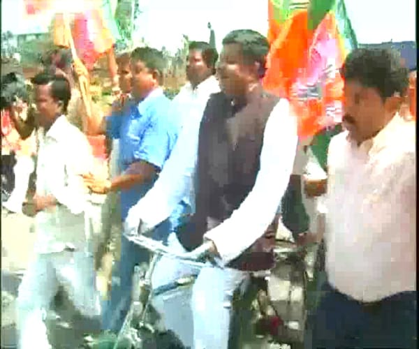 <b>Patna:</b><br><br> BJP leaders took to the road on bicycles. Seen here, Ravi Shankar Prasad on a bicycle.