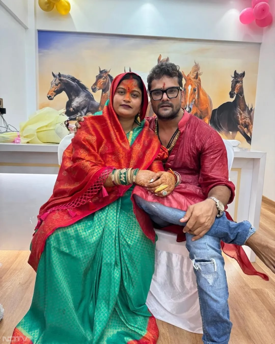 खेसारी लाल यादव अपनी सफलता का क्रेडिट पत्‍नी चंदा को देते हैं. वे कहते हैं कि स्‍ट्रगल के दिनों में पत्‍नी ने बहुत सपोट किया था. Pic- chanda_yadav27/Instagram