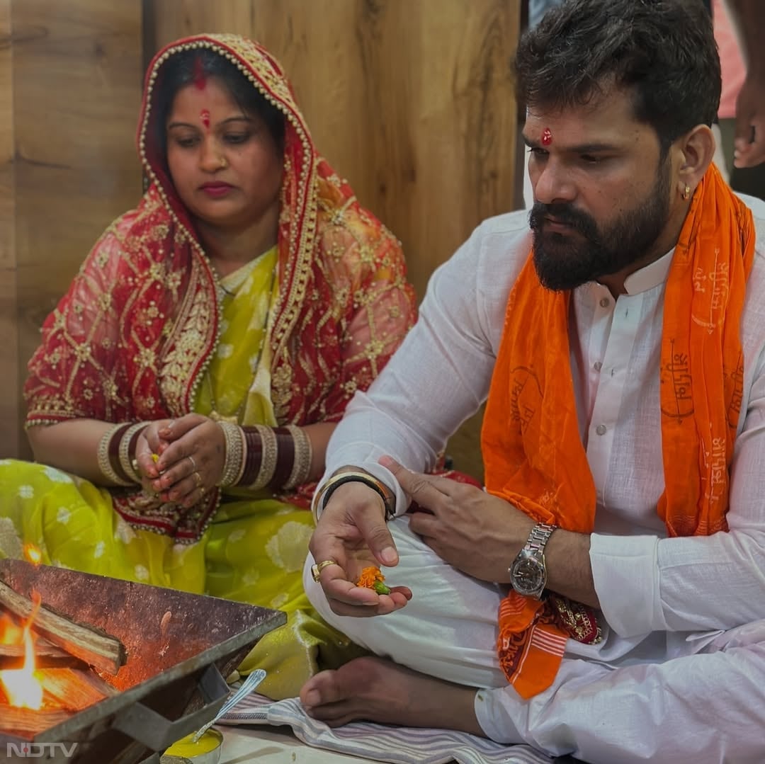 खेसारी ने 2006 में चंदा देवी से शादी की थी. ये कपल भोजपुरी इंडस्ट्री में एक मिसाल माना जाता है. Pic- chanda_yadav27/Instagram