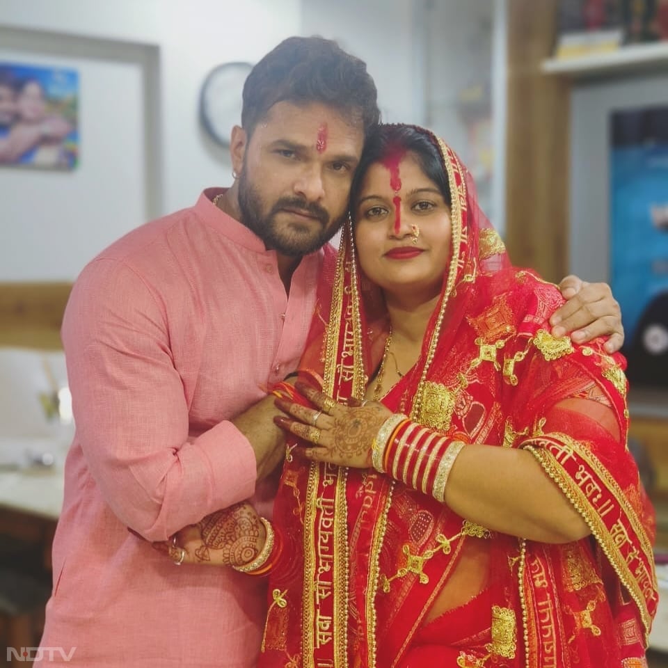 भोजपुरी सिनेमा के सुपरस्टार खेसारी लाल यादव (Khesari Lal Yadav) अक्‍सर पत्‍नी चंदा यादव संग तस्‍वीरें शेयर करते रहते हैं.  Pic- chanda_yadav27/Instagram