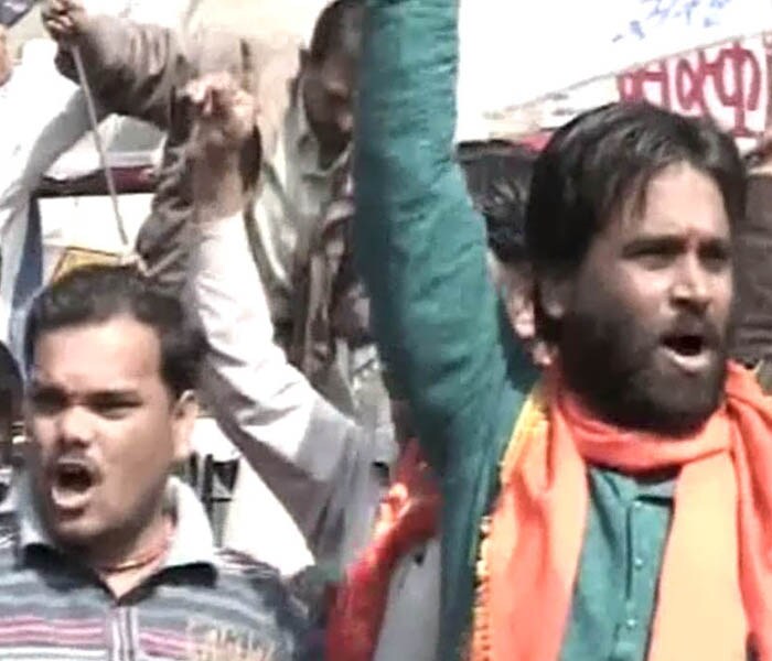 Marching down the New Market area in the city, the activists raised slogans and issued an ultimatum to the shopkeepers, giving them five days to comply or watch their wares go up in flames in a bonfire.(NDTV photo)