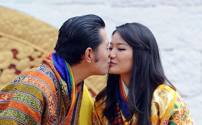 Bhutan Royal Couple\'s first public kiss