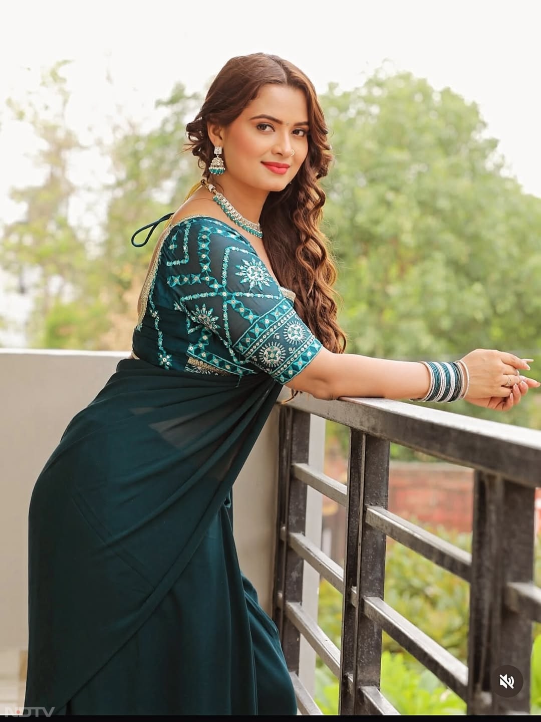 नीलम अपने डांस वीडियोज से सोशल मीडिया पर काफी फेमस हुई थीं, जिसके बाद उन्‍हें भोजपुरी फिल्‍मों में काम करने का मौका मिला.
Pic- neelamgiri_/Instagram