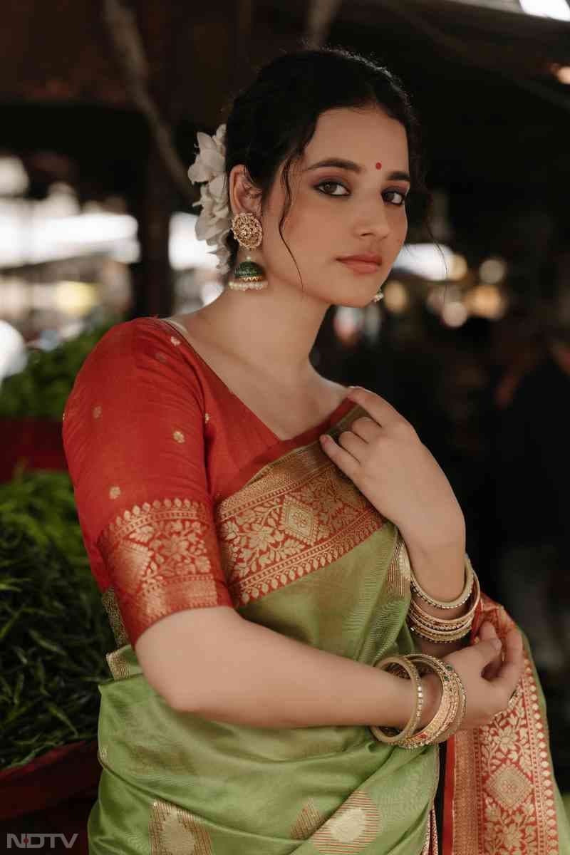 नीलम ने पवन सिंह ही नहीं बल्कि खेसारी लाल यादव और निरहुआ जैसे बड़े भोजपुरी स्टार्स के साथ भी काम किया है. 
Pic- neelamgiri_/Instagram