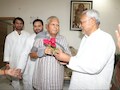 Photo : लालू यादव से मिलने गुलाब का फुल लेकर पहुंचे बिहार सीएम नीतीश कुमार