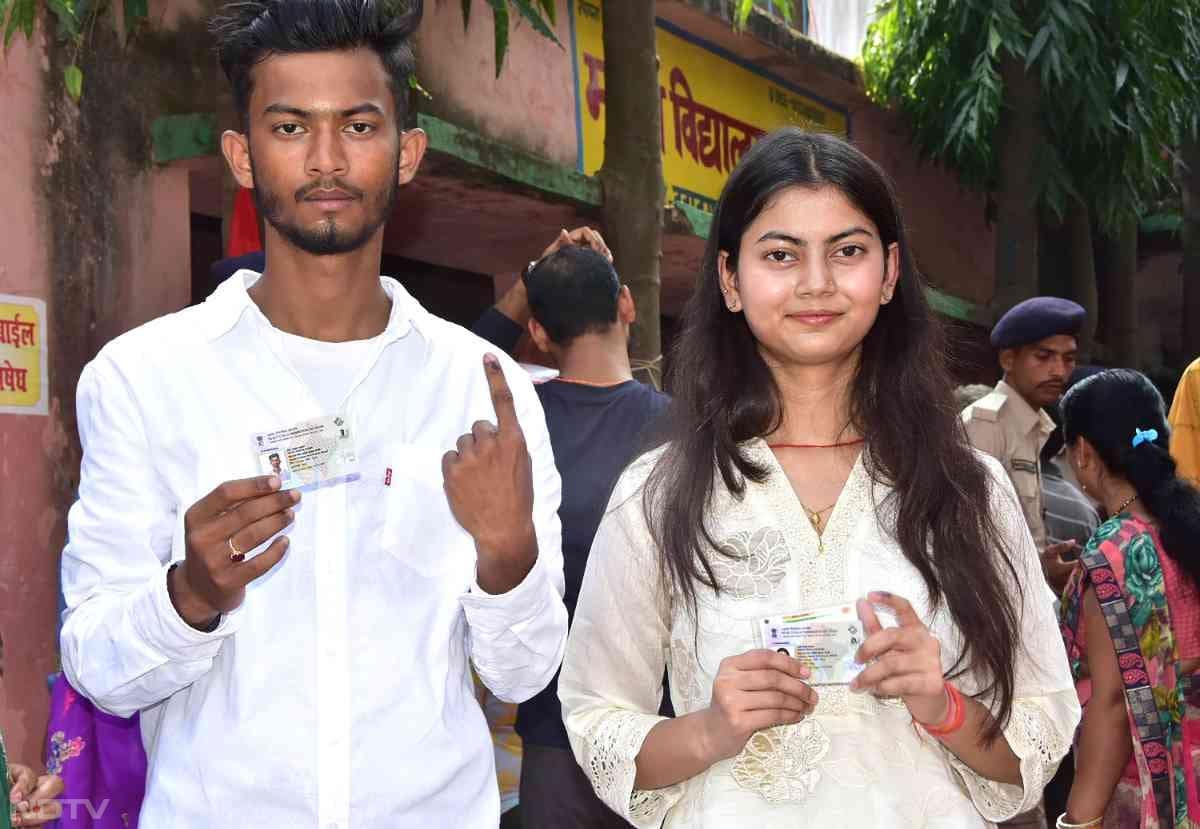 लोकतंत्र के इस महापर्व में युवा मतदाताओं का उत्‍साह देखते ही बनता था. बड़ी संख्‍या में युवा मतदान के लिए पहुंचे.