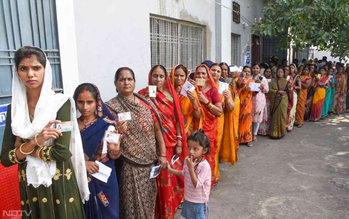 वोटिंग को लेकर जबरदस्‍त उत्‍साह देखने को मिला और मतदान केंद्रों के बाहर लंबी-लंबी कतारें देखी गई. खासतौर पर महिलाएं मतदान के लिए बढ़-चढ़कर आगे आईं.