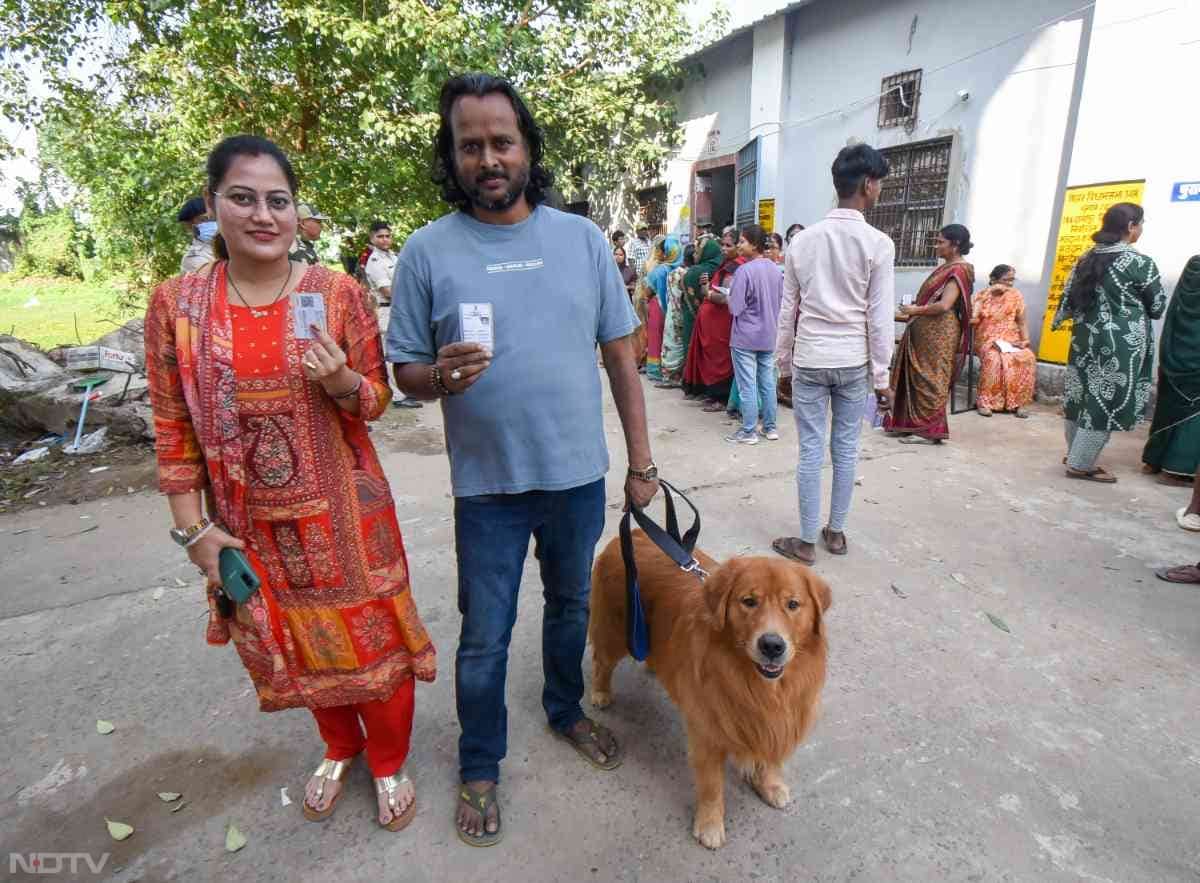 लोगों में इस चुनाव को लेकर इतना उत्‍साह था कि एक परिवार अपने कुत्ते के साथ मतदान केंद्र पर पहुंचा.