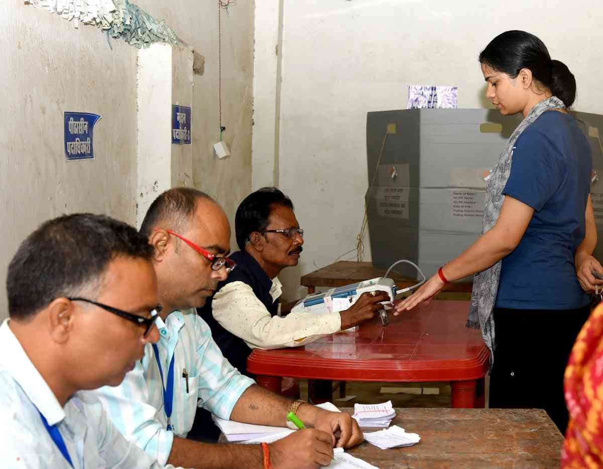 युवा महिला मतदाताएं भी बड़ी संख्‍या में मतदान केंद्र पहुंची और अपने मताधिकार का प्रयोग किया.