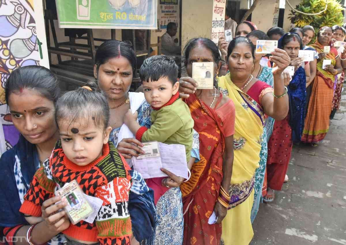 विभिन्‍न मतदान केंद्रों पर महिलाएं गोद में अपने बच्‍चों को लेकर पहुंची और कतार में लगकर अपने मताधिकार का प्रयोग किया.