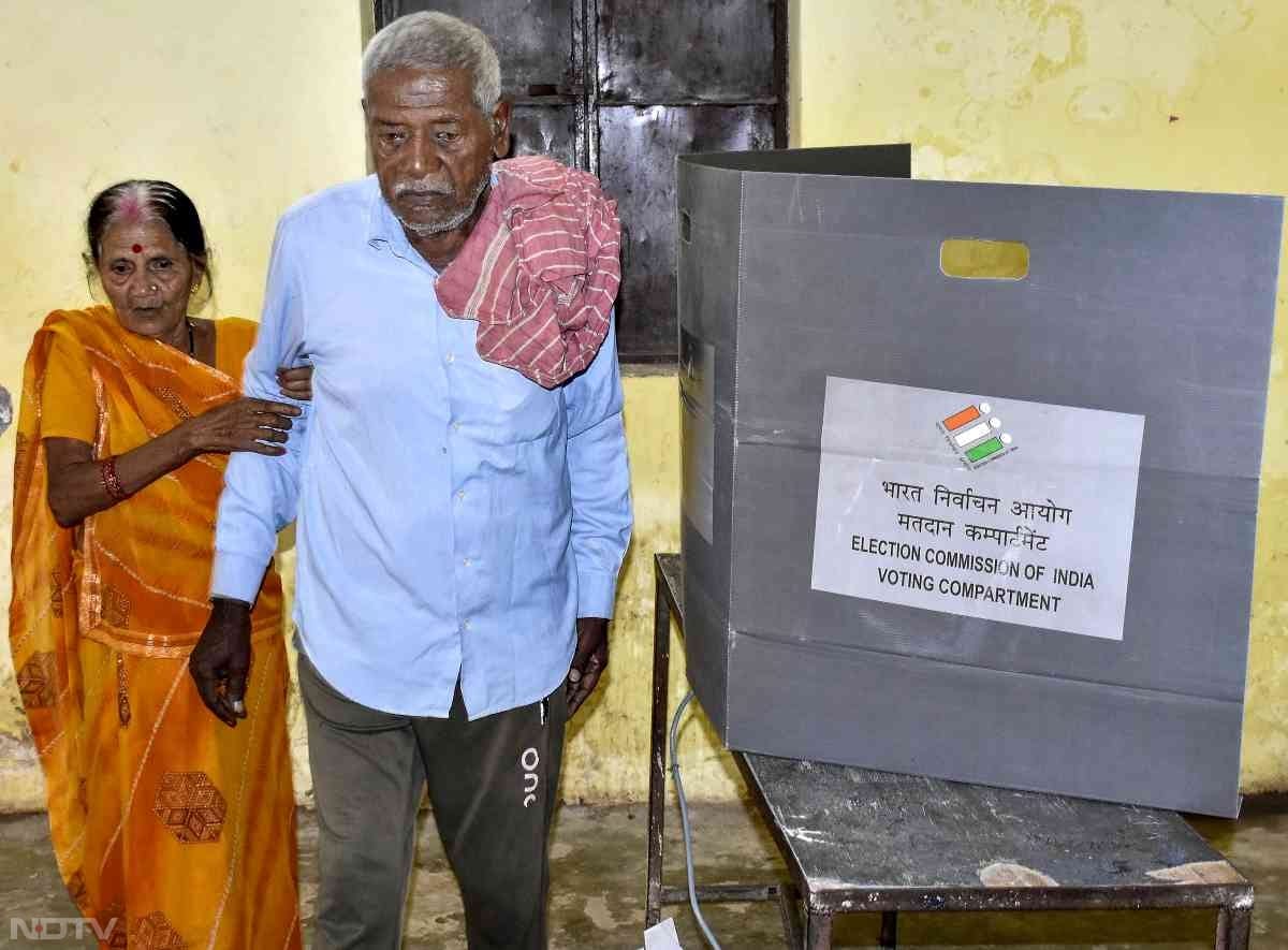 लोकतंत्र के इस महापर्व में उम्र सिर्फ एक नंबर है. मतदान केंद्रों पर बड़ी संख्‍या में बुजुर्ग मतदाता भी पहुंचे और अपने मताधिकार का प्रयोग किया.