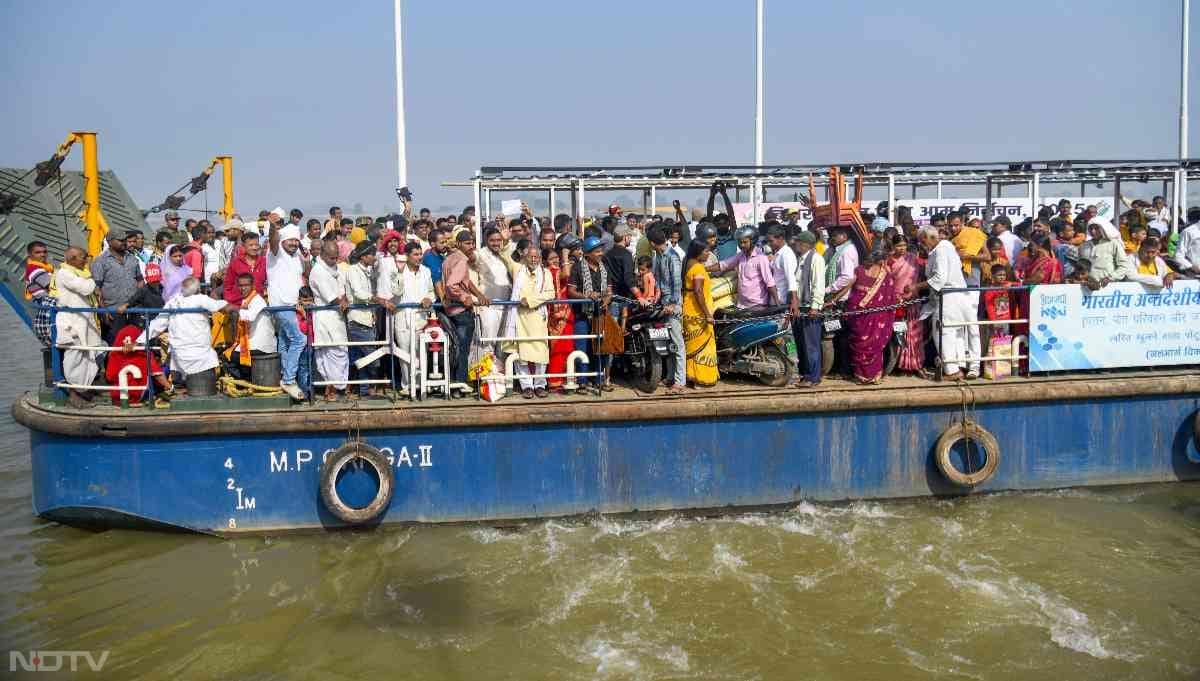 कई मतदाताओं ने वोट डालने के लिए लंबी दूरी तय करनी पड़ी. बिहार विधानसभा चुनाव के पहले चरण के दौरान पटना के दानापुर में वोट डालने से पहले गंगा नदी पार कर वोट देने के लिए पहुंचे.