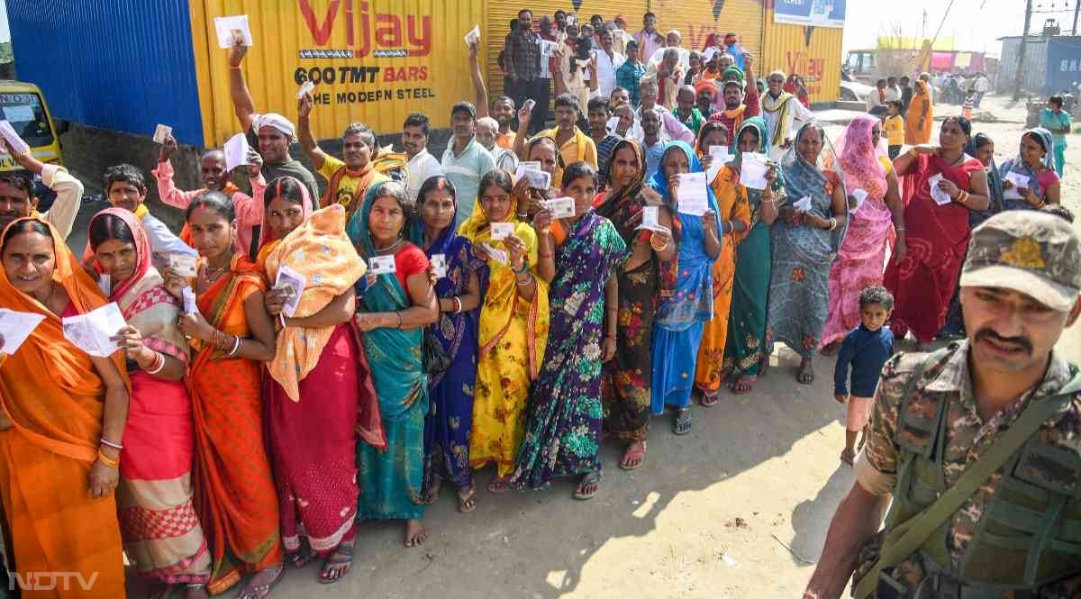 इस चुनाव के दौरान मतदान केंद्रों पर महिलाओं की जबरदस्‍त भीड़ नजर आई. कई जगहों पर महिलाओं की लंबी-लंबी कतारें दिखीं.