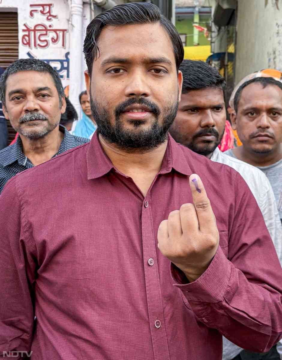 खान सर के नाम से मशहूर शिक्षक फैजल खान ने पटना में बिहार विधानसभा चुनाव के पहले चरण के दौरान वोट डाला.