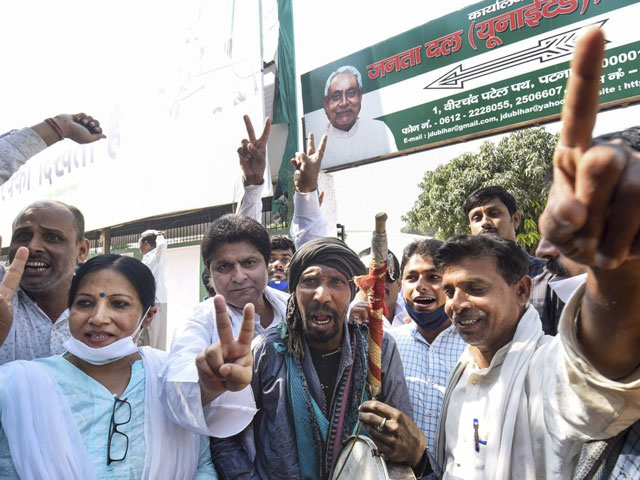 बिहार चुनाव 2020: वोटों की गिनती में एनडीए को बढ़त, जेडीयू कार्यकर्ता मना रहे जश्न