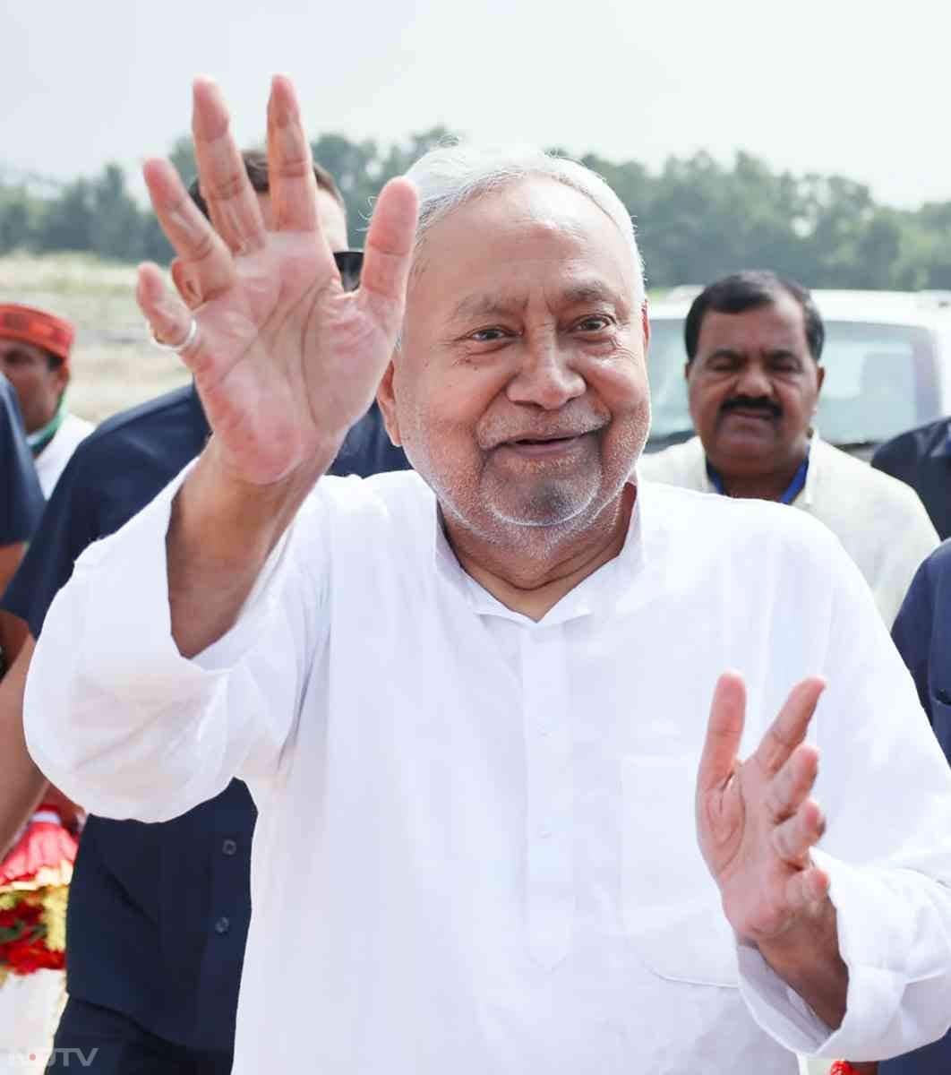 सबसे चौंकाऊ बात यह है कि जेडीयू 101 सीटों पर मान गई. माना जा रहा है जद (यू) ने 2020 में पार्टी के खराब प्रदर्शन को देखते हुए इस बार सीट के मामले में बड़ी हिस्सेदारी पर जोर नहीं दिया. साल 2020 के चुनाव में उसने केवल 43 सीट पर जीत दर्ज की थी. यह बीजेपी की 74 सीट से काफी कम था. साल 2020 के चुनाव में जद (यू) के खराब प्रदर्शन के लिए पासवान के विद्रोह को प्रमुख वजहों में से एक माना गया था.

तब यह संदेह जताया गया था कि पासवान का विद्रोह बीजेपी के इशारे पर हुआ था और इसके कारण जद(यू) प्रमुख नीतीश कुमार ने राजग का साथ छोड़ दिया था. हालांकि, नीतीश कुमार की पार्टी जद(यू) एनडीए से केवल 17 महीने के लिए अलग रही थी.