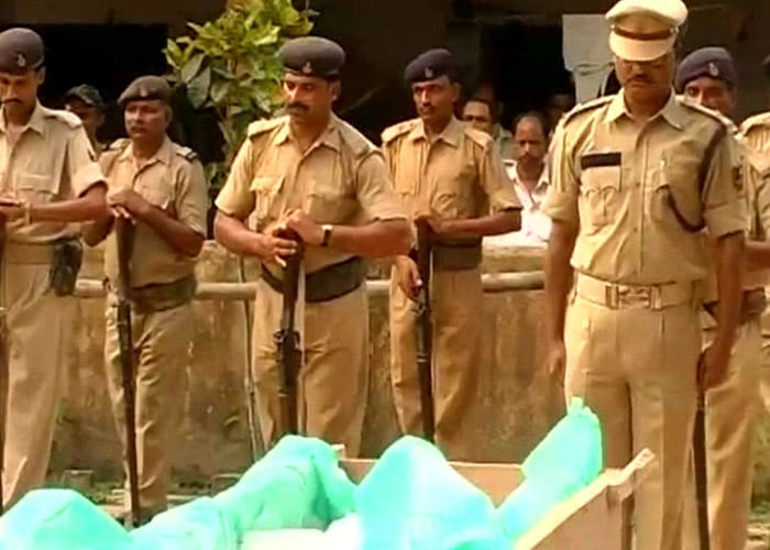 On Tuesday, Maoists issued an ultimatum to the state government that they would kill hostages if it failed to release their eight jailed colleagues -- Jai Paswan, Vijay Chourasia, Prem Bhuiyan, Pramod Barnawal, Ramvilas Tanti, Ramesh Tirkie, Arjun Koda, and Rattu Koda.<br><br>Seen here, cops pay homage to late Havaldar Lukas Tete.
