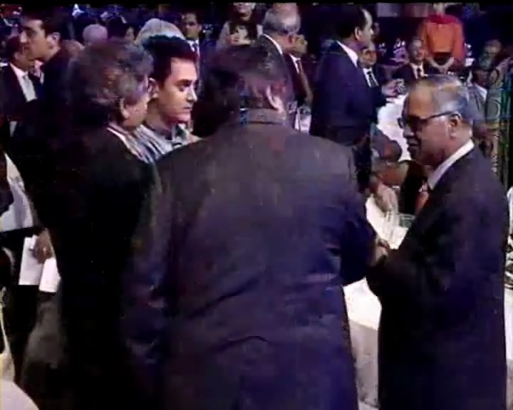 Infosys Technologies chairman and chief mentor NR Narayana Murthy talking to Amir Khan and other dignitaries during the event.