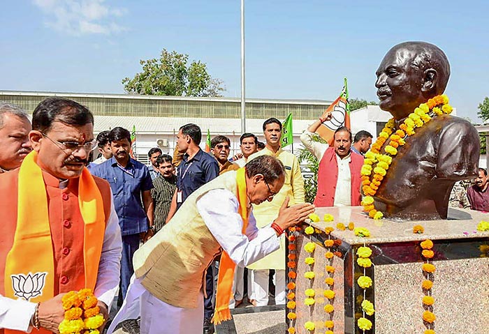 मध्य प्रदेश के मुख्यमंत्री और भाजपा नेता शिवराज सिंह चौहान ने भी इस मौके पर श्यामा प्रसाद मुखर्जी को श्रद्धांजलि अर्पित की. (फोटो: पीटीआई)