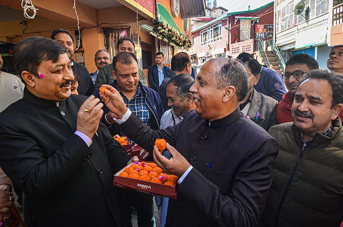 वहीं हिमाचल प्रदेश में भाजपा नेता जयराम ठाकुर ने शिमला में स्थापना दिवस समारोह के दौरान पार्टी नेताओं को मिठाई खिलाई. (फोटो: पीटीआई)