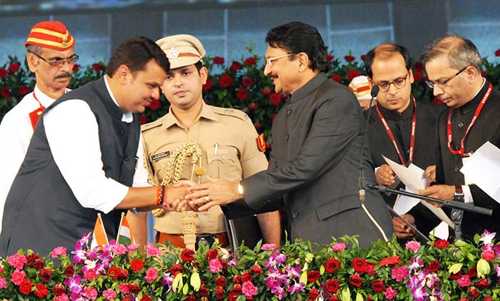 Devendra Fadnavis shakes the hand of state governor C Vidyasagar Rao after being sworn-in (Credit: Press Information Bureau)