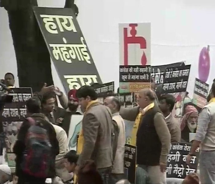 Chanting anti-government slogans, thousands of BJP workers hit the streets of Delhi to protest against price rise with party chief Nitin Gadkari accusing the UPA of presiding over a Rs 2.8 lakh crore "big scandal" by allowing commodity exchange.(NDTV photo)