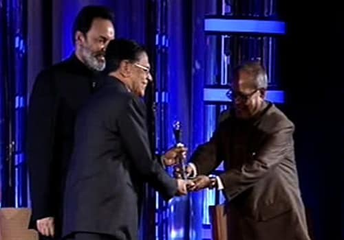 <p>Larsen and Toubro&nbsp;was announced the winner under the Infrastructure category. Here,&nbsp;K V Rangaswami, Member of the&nbsp;Board and President, Construction, receives the award from Finance Minister Pranab Mukherjee as NDTV Chairman Dr Prannoy Roy looks on. (NDTV Photo)</p>