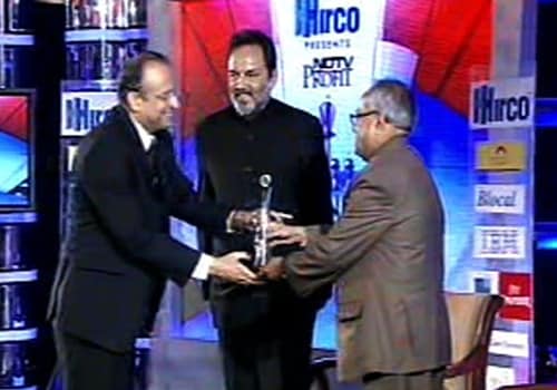 <p>Milind Barve,&nbsp;MD HDFC Asset Mgmt. Co. Ltd, receives an award in the Mutual Funds category. (NDTV Photo)</p>