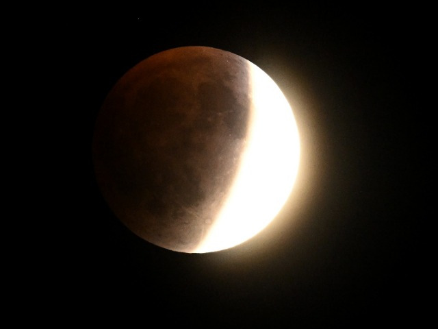 भारत समेत दुनिया के आसमां में कैसा दिखा Blood Moon? चंद्र ग्रहण की ये अद्भुत तस्‍वीरें देख रह जाएंगे दंग