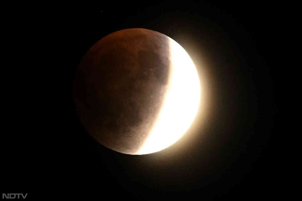 भारत समेत दुनियाभर के तमाम देशों के लोगों की निगाहें रविवार को दुर्लभ‍‍‍ पूर्ण चंद्र ग्रहण देखने के लिए आसमान की ओर टिकी रहीं.