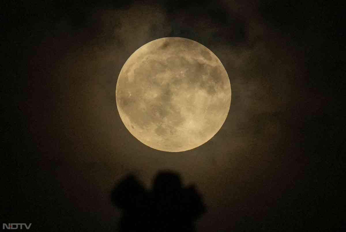 रात 11:01 बजे पृथ्वी की छाया ने चंद्रमा को पूरी तरह से ढक लिया, जिससे चंद्रमा का रंग तांबे जैसा लाल हो गया और पूर्ण चंद्र ग्रहण का दुर्लभ नजारा देखने को मिला.