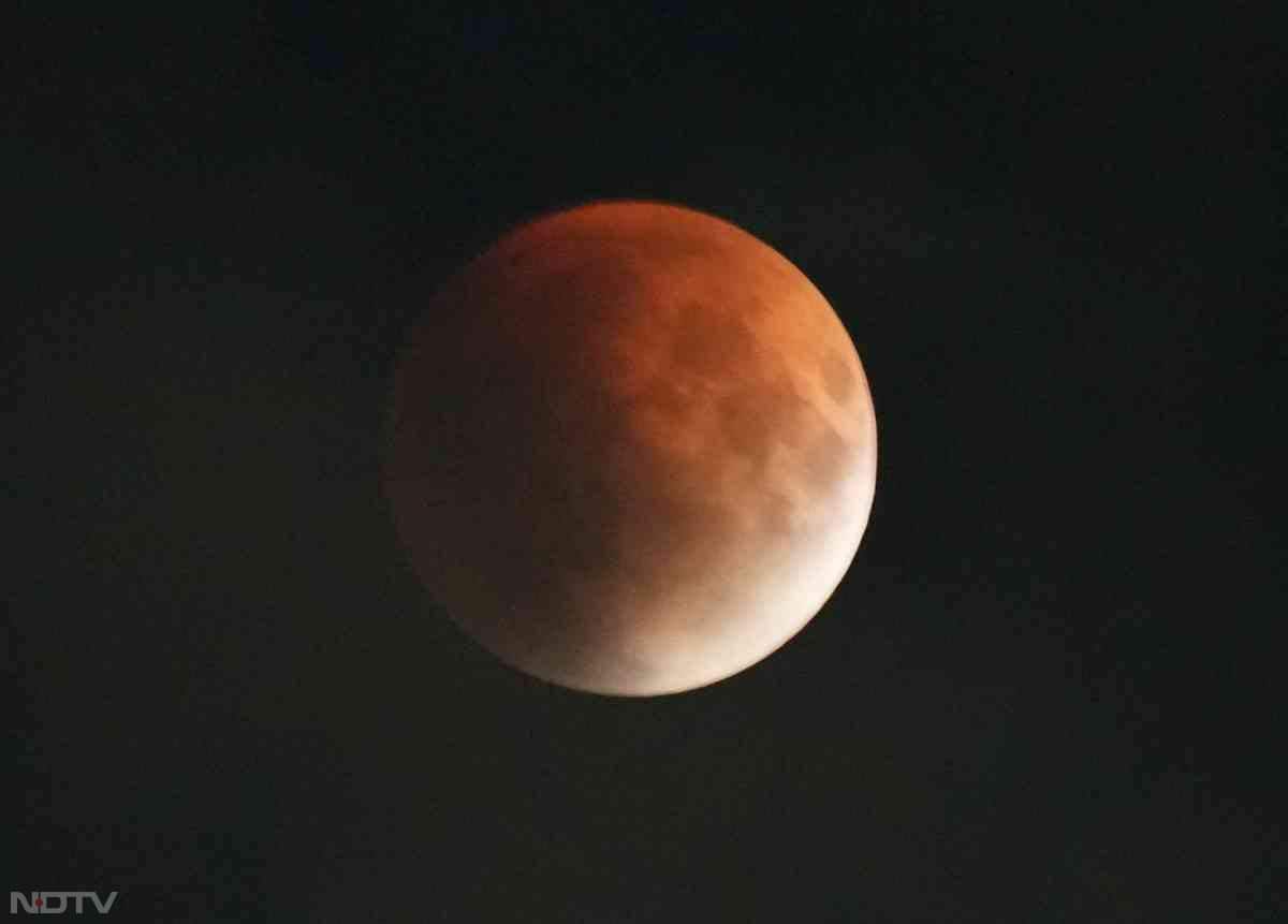 रविवार का ग्रहण 2022 के बाद से भारत में दिखाई देने वाला सबसे लंबा पूर्ण चंद्र ग्रहण था. यह 27 जुलाई, 2018 के बाद से देश के सभी हिस्सों से देखा जाने वाला पहला चंद्र ग्रहण था.