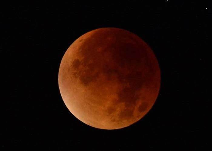 5 Pics: In Celestial Show, Skygazers See Swollen \'Supermoon\' in Blood-Red Light of Total Eclipse
