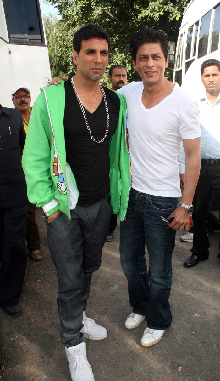 Shahrukh Khan and Akshay Kumar on the sets of Akshay's forthcoming movie <I>Blue</i> at Filmcity in Mumbai. (Photo: IANS)