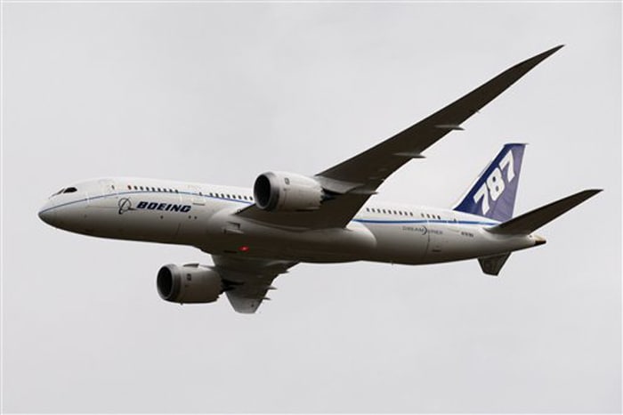 The Boeing 787 Dreamliner arrives at UK Airshow