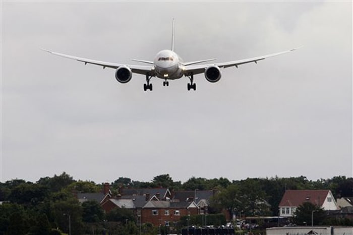 The Boeing 787 Dreamliner arrives at UK Airshow