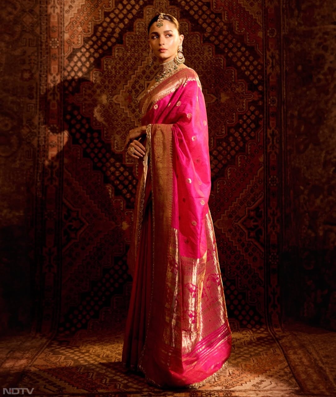 हैवी सिल्&zwj;क साड़ी नई दुल्&zwj;हन पर खूब जंचती है. आलिया की तरह इसे कैरी करें. alia bhatt/Instagram