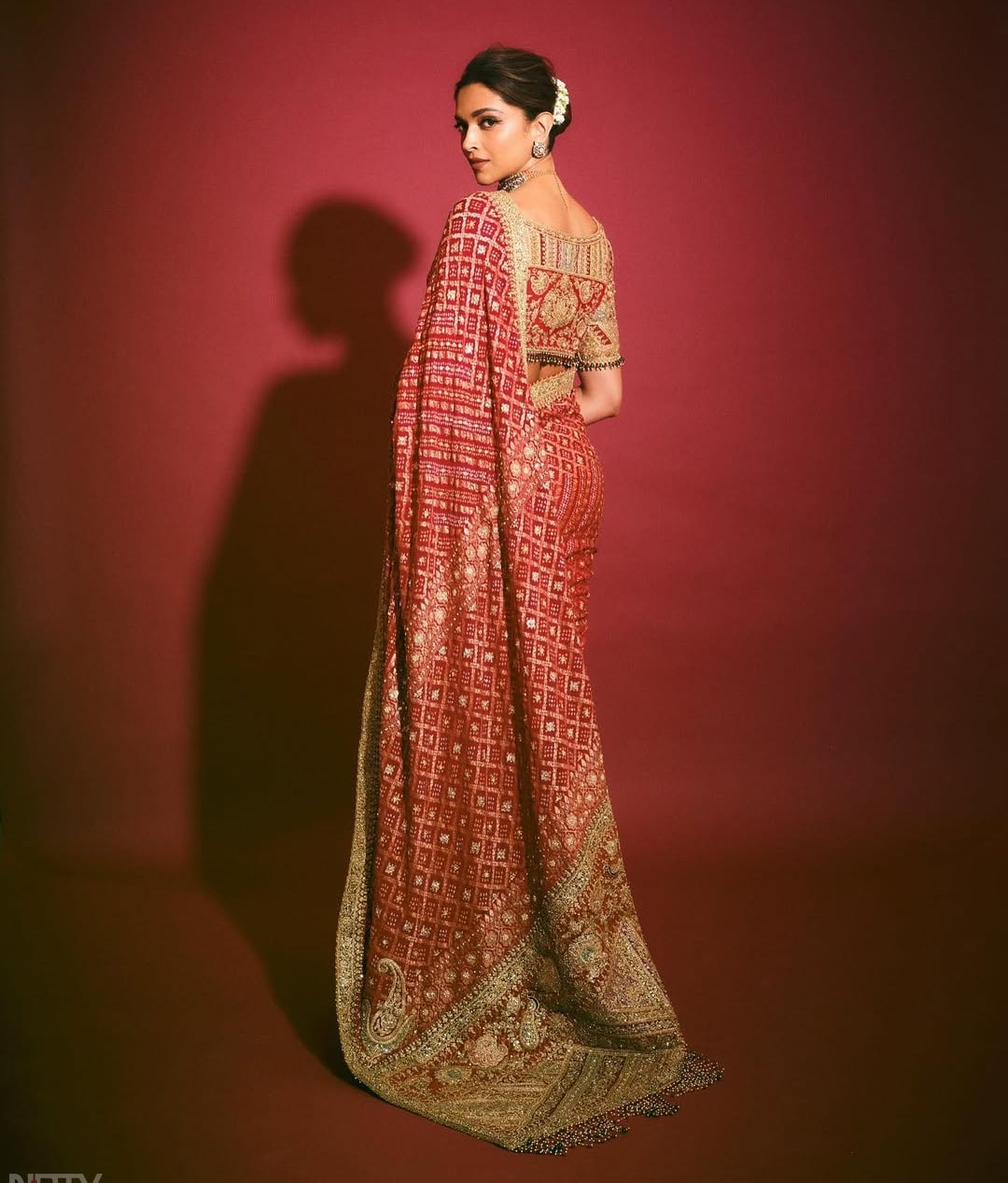 वेडिंग शॉपिंग में हेवी साड़ी जरूर खरीदें. रेड कलर की बंधेज साड़ी खरीद सकती हैं. deepika padukone/Instagram
