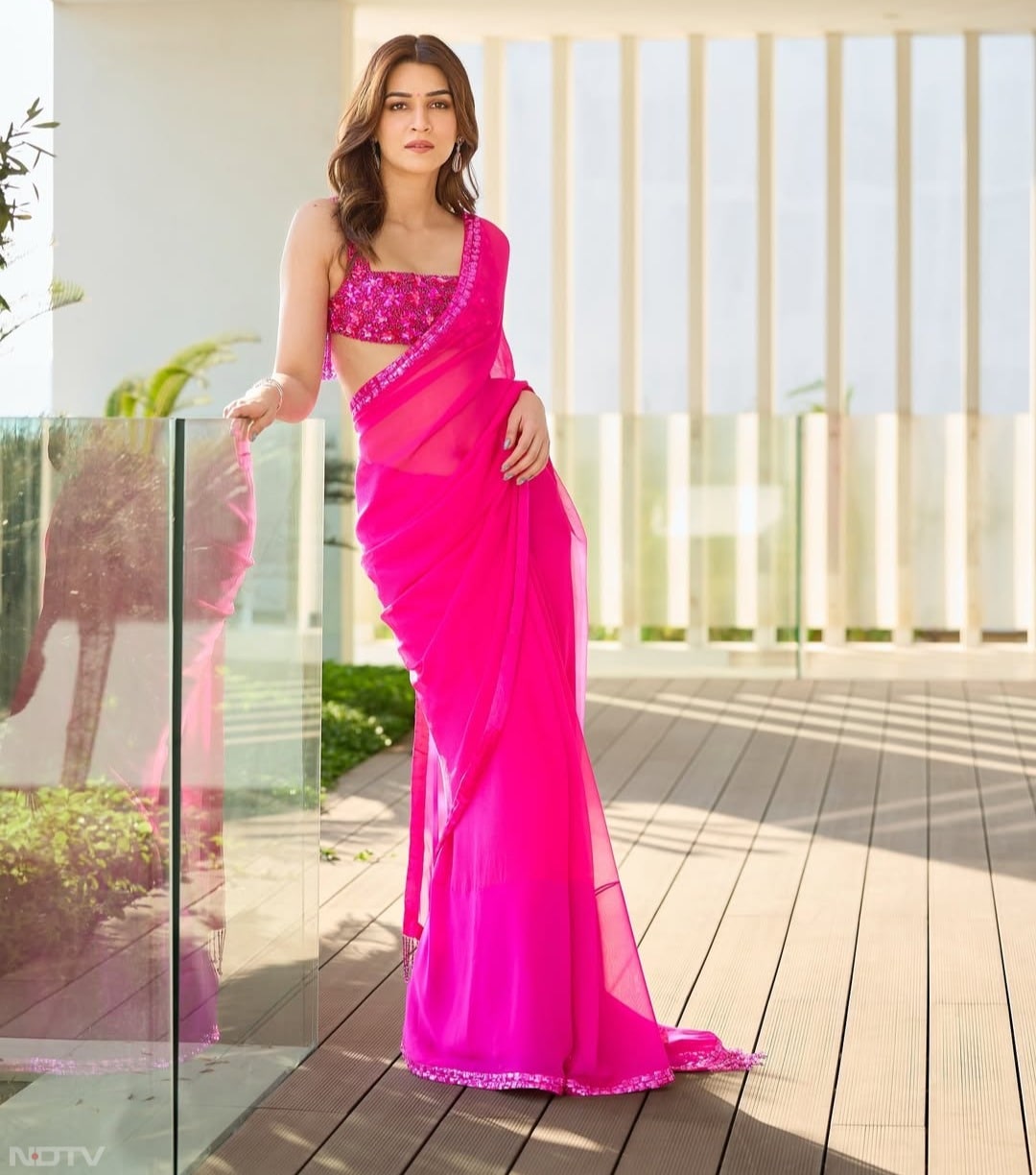 कृति सेनन की तरह लाइट वेट साड़ी पहन सकती हैं. ये आजकल ट्रेंड में है.kriti sanon/Instagram